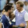 Jürgen Klinsmann (rechts) gratulierte nach der klaren Pleite seines US-Teams gegen Argentinien Lionel Messi.