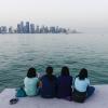 Frauen stehen in Doha an der Seepromenade. Wie steht es um Frauenrechte in Katar?