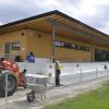1,3 Millionen Euro kostet das neue Sportheim in Mertingen. Rechtzeitig fertig zum Saisonstart der Bezirksliga-Fußballer wird das Projekt aber nicht.  	