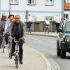 Verkehrsexperte Heiner Monheim (vorne) erkundet mit Stadträten und Agenda-Mitgliedern die Fahrradstadt Neuburg.