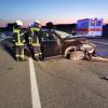 Auf der A8 sind zwischen den Anschlussstellen Augsburg Ost und Derching zwei Autos kollidiert. Ein Wagen überschlug sich mehrfach.