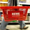 Die Supermarktkette Rewe will stärker auf Tierschutz achten. 