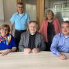 Gabriele Stumpe stellt bis zu einer Million Euro zur Verfügung, um die Kapelle an der Mindelburg zu sanieren. Das Bild zeigt (von links) Gabriele Stumpe, Thomas Weinzierl (Leiter der Kirchenverwaltung), Dekan Andreas Straub, Ursula Kiefersauer und Markus Fischer (Mitglied der Kirchenverwaltung).