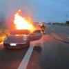 Das brennende Auto auf der A8 bei Augsburg. Die Einsatzkräfte kritisierten, dass die Autofahrer im Stau keine Rettungsgasse bildeten.