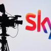 Eine Fernsehkamera und ein Sky-Logo.