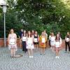 Gruppenfoto mit den Jahrgangsbesten der Fachakademie in Krumbach: von links Samantha Schenk, Mert Yüksel, Eva Bosch, Jessica Kracklauer, Jana Fieberg, Andrea Bischof, Juliana Baur, Christina Klos, Rebecca Geiger, Anna Grimm, Anna Biechele, Christina Schreiegg, Judith Mayer, stellvertretende Schulleiterin Brigitta Ost-Mayer, Schulträger-Geschäftsführer Johann Huber, Fachakademiedirektor Helmut Stuber, Stellvertretende Landrätin Monika Wiesmüller-Schwab.