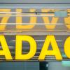 Eine Leuchtreklame des ADAC (Allgemeine Deutsche Automobil-Club e.V.) leuchtet in der Innenstadt.