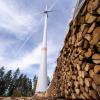Wirtschaftsminister Hubert Aiwanger sieht in Bayerns Wäldern Potenzial für 500 bis 1000 neue Windkraftanlagen. 