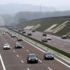 Autobahn A8, sechsspuriger Ausbau, Ausfahrt Neusäß, von der Brücke in Richtung Westen fotografiert