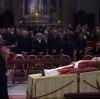 Der Kurienerzbischof und ehemalige Privatsekretär des verstorbenen Papstes, Georg Gänswein, steht am Leichnam des emeritierten Papst Benedikt XVI., der im Petersdom öffentlich aufgebahrt ist.  