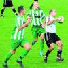 Im Derby feierte der FV Utzmemmingen einen 1:0-Sieg über den FC Pflaumloch. Von links: Torschütze Qendrim Prekadini, Reinhold Dieser und Simon Stark. Foto: Miebeck