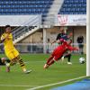 Dortmunds Jadon Sancho (2.v.l) schiebt den Ball zum zwischenzeitlichen 2:0 ins Tor.