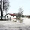 Der Schnee schmilzt und der noch gefrorene Boden kann das Wasser nicht aufnehmen. Und so wird das Ries einmal mehr überschwemmt, zum Beispiel rund um den Sportplatz von Wechingen.