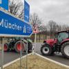 Am Mittwoch blockierten Landwirtinnen und Landwirte die A8-Auffahrt in Adelzhausen Richtung München. 