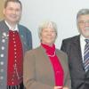 Landrat Erich Josef Geßner (ganz rechts) und Neu-Ulms Oberbürgermeister Gerold Noerenberg (ganz links) dankten den drei Geehrten (von links) Rainer Lohner, Dr. Lore Bletschacher und Manfred Schulz für deren großartigen ehrenamtlichen Einsatz.  