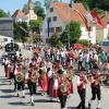 Rund 45 Vereine aus Jedesheim und Umgebung beteiligten sich am Festumzug. Hunderte Besucher verfolgten das Spektakel vom Straßenrand aus.