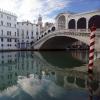 Die menschenleere Rialtobrücke spiegelt sich im Canal Grande. In Venedig liegt durch das Ausbleiben der Touristen ein Großteil des Geschäftslebens brach.