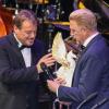 Veranstalter Jörg Müller (l) überreicht Boris Becker in der Alten Oper in Frankfurt am Main eine Pegasus-Trophäe für die «Legende des Sports».