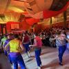 Beim Weiberfasching in Baar herrschte ausgelassene Stimmung. Viele Gruppen hatten sich für den Weiberball in der Mehrzweckhalle fantasievoll verkleidet.