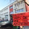 Die Polizei kontrolliert, Kinder protestieren mit Schildern.