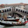 Boote vor der Rialtobrücke: Venedig besuchen nach verschiedenen Schätzungen pro Jahr zwischen 20 und 30 Millionen Menschen. 