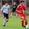 Gegen die DJK Brunnen (in Blau-Weiß) waren Michael Kämmerer und der TSV Ober-/Unterhausen meist einen Schritt schneller. Spitzenreiter TSV gewann gegen das Schlusslicht letztlich 1:0. 
