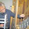 Feinstarbeit ist das Stimmen der vielen Pfeifen an der Rehlinger Orgel. Hier testet Orgelbaumeister Robert Knöpfler mit einem Stimmhorn. 