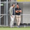 Nachwuchs-Cheftrainer Claus Schromm (rechts) tauscht sich mit Roy Stapelfeld, dem kaufmännischen NLZ-Leiter des FC Augsburg, aus.  