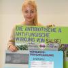 Nathalie Grandel vom Maria-Ward-Gymnasium Günzburg hat die antibiotische und antifungische Wirkung von Salbei erforscht.