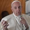Papst Franziskus wird im Vatikan von Wachmännern bewacht. 