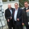 In Krumbach ist die erste Gleichstrom-Schnellladestation in Betrieb genommen worden. Bei der Eröffnung der neuen Stromtankstelle beim Überlandwerk freuen sich (von links) LEW-Vorstandsmitglied Norbert Schürmann, Geschäftsführer von Überlandwerk Krumbach Martin Glink und Bürgermeister Hubert Fischer.  	