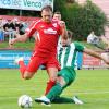 Eine Szene, die die Gemüter erhitzte. Elias Weichler (rechts) hatte Rains Alexander Schneider den Ball zur Ecke weggespitzelt. Was Referee Kasenow erst als elfmeterreifes Foul ahndete und dann doch auf Eckball entschied.