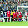 Kurz vor der Szene, die Bundesligageschichte schrieb. Markus Merk hatte im Hamburger Strafraum auf Freistoß für den FC Bayern entschieden.