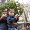 Am Donnerstag hat der Street-Food-Markt „Unter Ulmern“ auf dem südlichen Münsterplatz begonnen. Im Bild: Illa Schwarz aus Ulm und Sohn Jakob mit Donuts. 