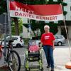 Claudia Bernert steht seit fünf Tagen vor der Zentrale der Allianz-Versicherung in München. Mit einem Hungerstreik kämpft die 62-Jährige für mehr Geld für ihren behinderten Sohn. 