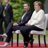 Bundeskanzlerin Angela Merkel sitzt neben der dänischen Ministerpräsidentin Mette Frederiksen. Seit ihren Zitter-Anfällen hält sie Begrüßungen lieber im Sitzen ab.