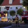 In Burgau mussten Feuerwehrkräfte zu mehreren Bränden ausrücken. Aus einem Gebäude wurden Personen über Leitern gerettet.