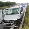 Auf der regennassen A8 haben am Wochenende mehrere Fahrer die Kontrolle über ihr Auto verloren. Der Fahrer dieses Mercedes und sein Beifahrer, die am Sonntagmorgen bei Leipheim in der Leitplanke gelandet sind, blieben unverletzt. 	 	