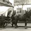 Ein Augsburg-Bote mit seinem Fuhrwerk um 1930 auf der Hallstraße.