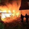 Beim Brand von drei Lagergebäuden in Augsburg-Lechhausen ist in der Nacht auf Samstag ein Schaden von rund 40.000 Euro entstanden. 