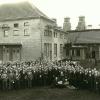 So sah es vor fast 100 Jahren im Werk Meitingen aus: Mitarbeiter ehren einen Obermeister.