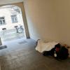 Manche Obdachlose schlafen auch im Winter draußen - wie hier etwa in einem Durchgang in der Altstadt. Auch Jüngere sind betroffen.