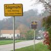 Dieses Geschwindigkeitsmessgerät steht derzeit am südlichen Ortseingang von Sägmühl. Viele Verkehrsteilnehmer treten auf die Bremse, wenn sie eine zu hohe Geschwindigkeit aufleuchten sehen. Die Gemeinde will nun ein weiteres Messgerät dieser Art kaufen.