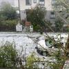 Der Blick aus dem Fenster von Margarete Heinrichs Haus in Haunstetten: Der Boden ist mit Hagelkörnern bedeckt. 