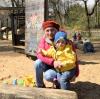 Veronika Peller mit ihrem Enkel Vincent auf dem Lummerland-Spielplatz. 	