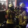 Die Freiwillige Feuerwehr Gundremmingen muss sich um einen Einsatzabschnitt alleine kümmern, auch unter Atemschutz.