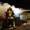 Ein Auto brannte am späten Dienstagabend auf dem großen Airbus-Parkplatz in Donauwörth. Die Feuerwehr löschte die Flammen.
