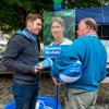 Reden, reden, reden: CSU-Wahlkämpfer haben derzeit keinen einfachen Job. Mitglied Gernot Zahn (links) mit einem Passanten auf dem Marktplatz von Lindenberg im Westallgäu.