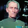 So sah man Peter Cushing 1977 im ersten „Star Wars“-Film als Großmuff Wilhuff Tarkin. Und so sieht er auch in der „Star Wars“-Story „Rogue One“ 2016 aus. 