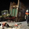 Rettungskräfte stehen am Sonntag (26.02.2006) in Markt Indersdorf (Landkreis Dachau) neben einem beschädigten Festwagen. Nach einem Faschingsumzug sind bei einem Verkehrsunfall des Festwagens etwa 20 Menschen verletzt worden. Ein Mann musste schwerst verletzt mit einem Hubschrauber in eine Klinik geflogen werden, wie die Polizei mitteilte. Der Wagen war auf der Heimfahrt von dem traditionellen Umzug in Markt Indersdorf, als sich der Unfall auf einer glatten Straße ereignete. Foto: Armin Weigel dpa/lby +++(c) dpa - Bildfunk+++